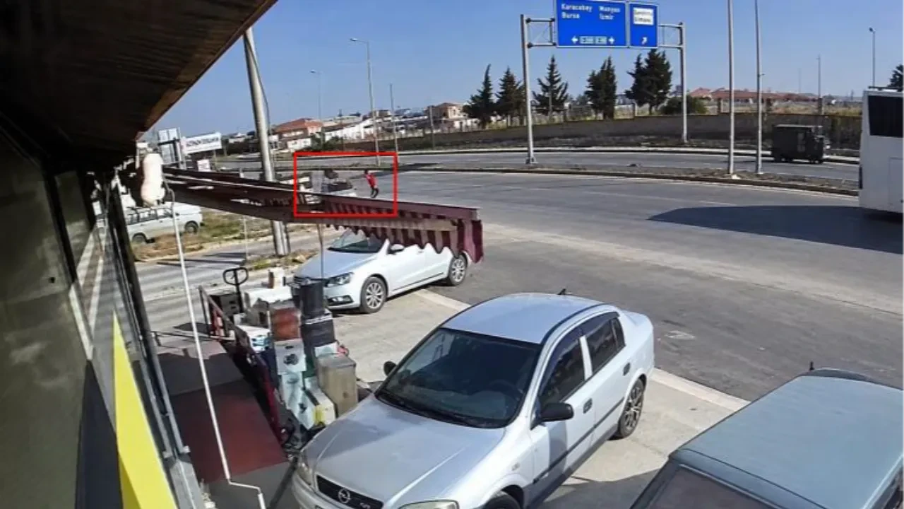 Otomobille çarpışan motosiklet sürücüsü metrelerce havaya fırladı