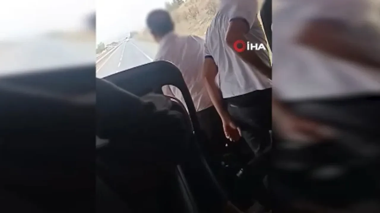  Seyir halindeki yolcu otobüsünde pes dedirten şoför değişimi