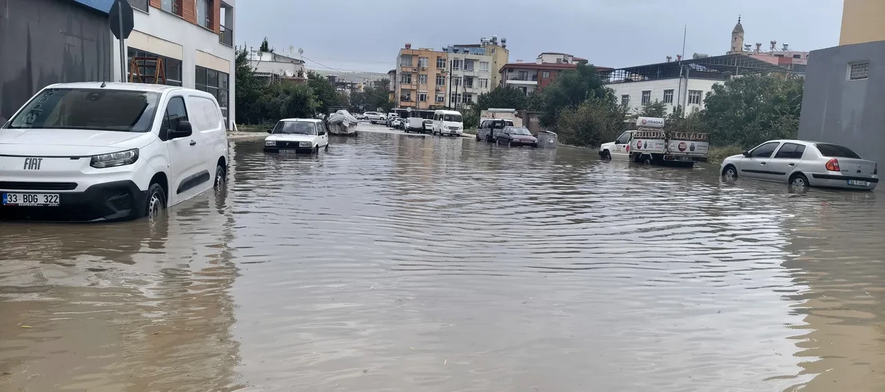 Silifke sulara teslim oldu: Yollar göle döndü, araçlar sular altında kaldı