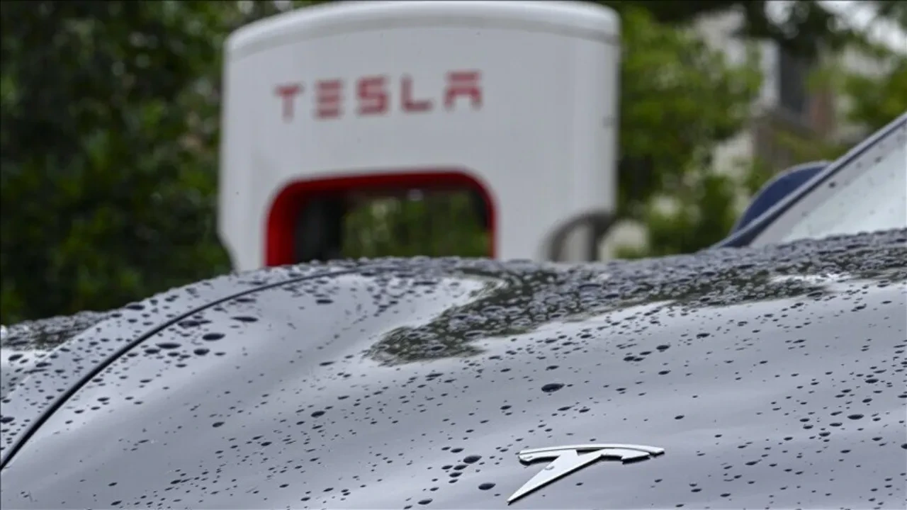 Tesla Avrupa'da geri adım attı! 'Full Self-Driving' ismini değiştirdi