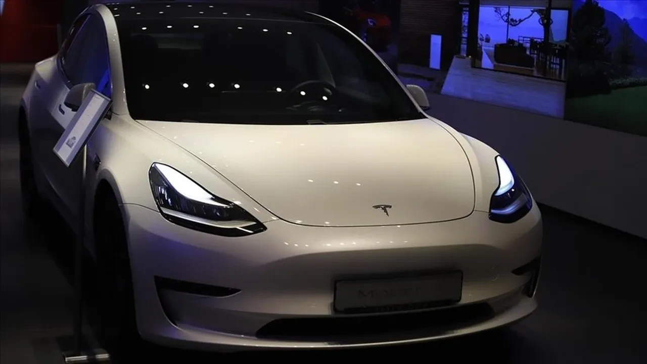 Tesla Avrupa'da geri adım attı! 'Full Self-Driving' ismini değiştirdi