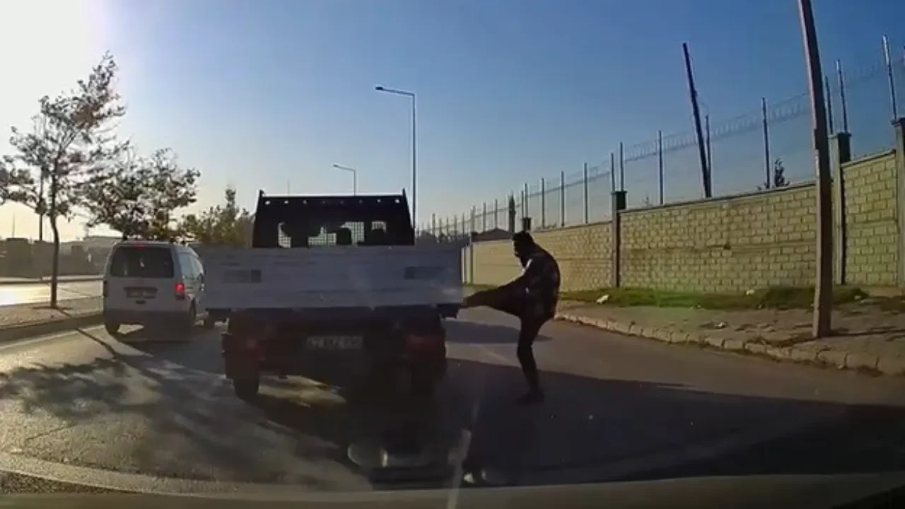 Trafikte attığı tekme pahalıya patladı: Konya’da sürücü kavgası kamerada