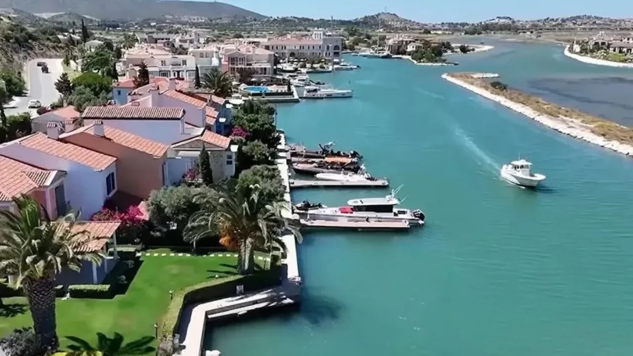 Yeşilçam yıldızı Salih Güney'in Çeşme'deki evini görenler hayran kaldı! Ege manzarası mest etti