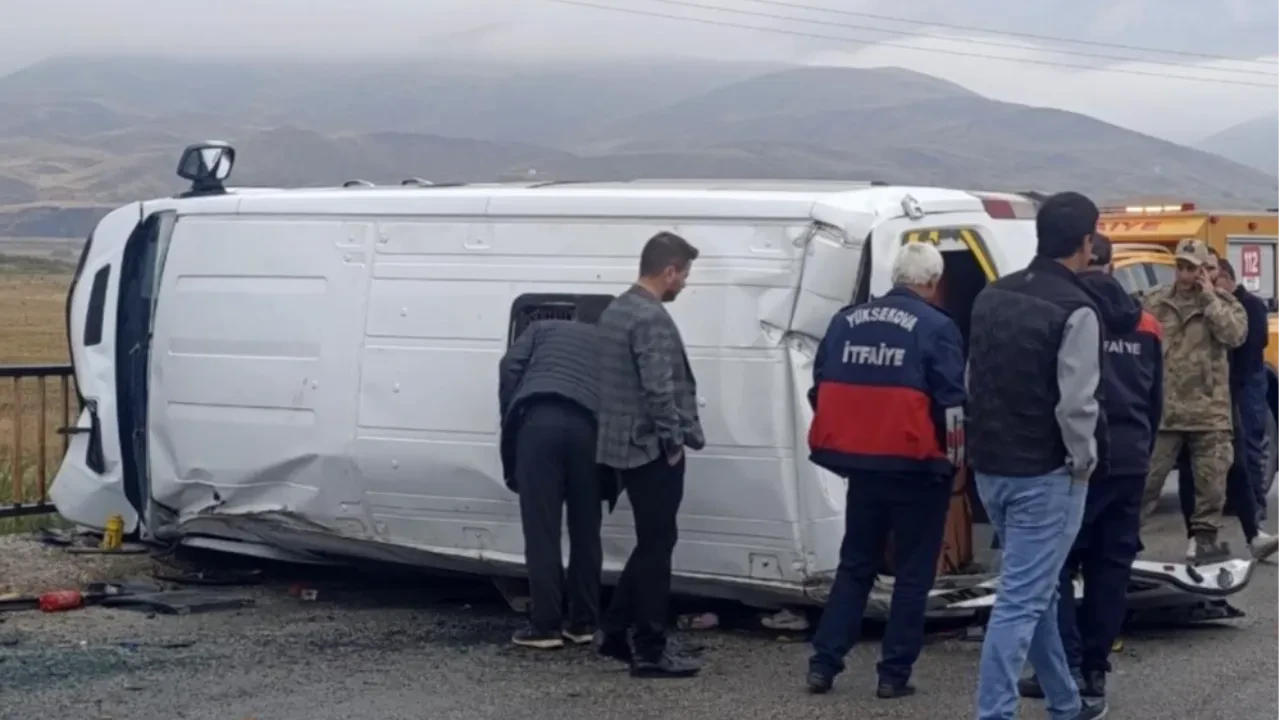 Yüksekova’da öğrenci servisi devrildi: 10 yaralı