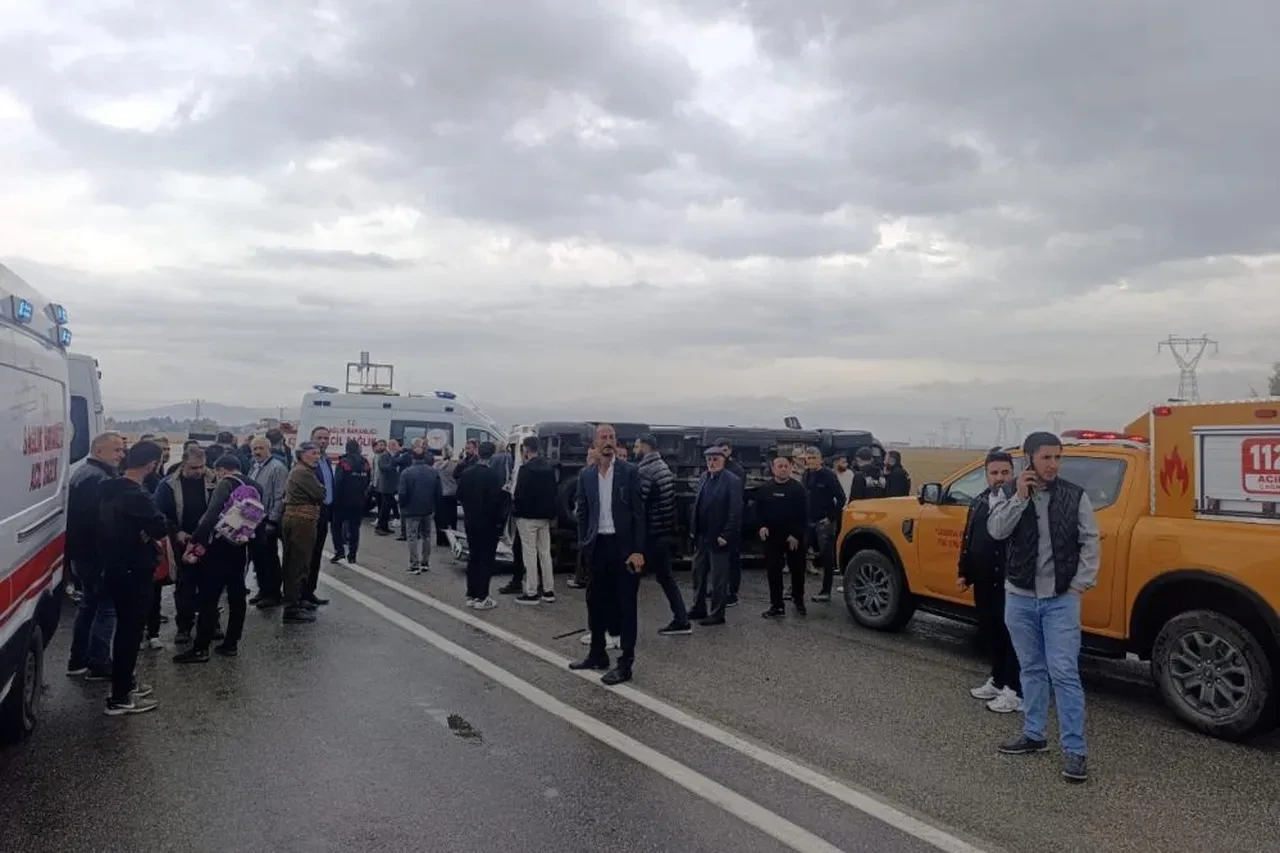 Yüksekova’da öğrenci servisi devrildi: 10 yaralı