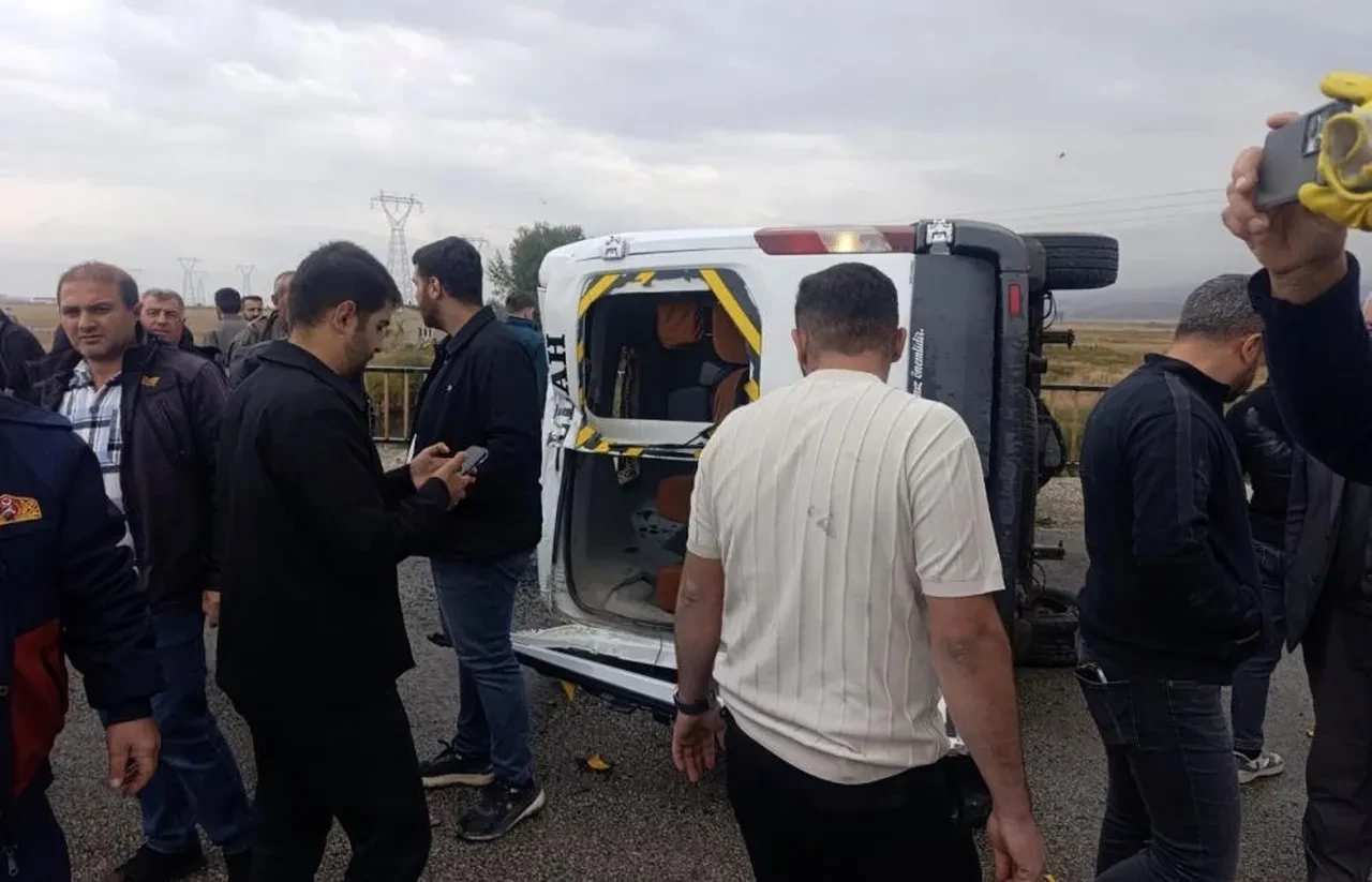 Yüksekova’da öğrenci servisi devrildi: 10 yaralı