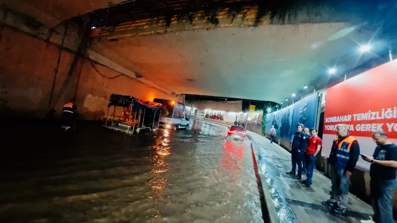 Zincirlikuyu'da şaşırtan müdahale: Suyu boşaltırken caddeyi göle çevirdiler