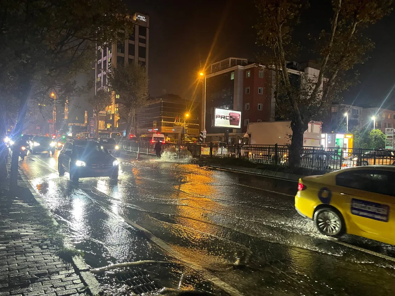 Zincirlikuyu'da şaşırtan müdahale: Suyu boşaltırken caddeyi göle çevirdiler
