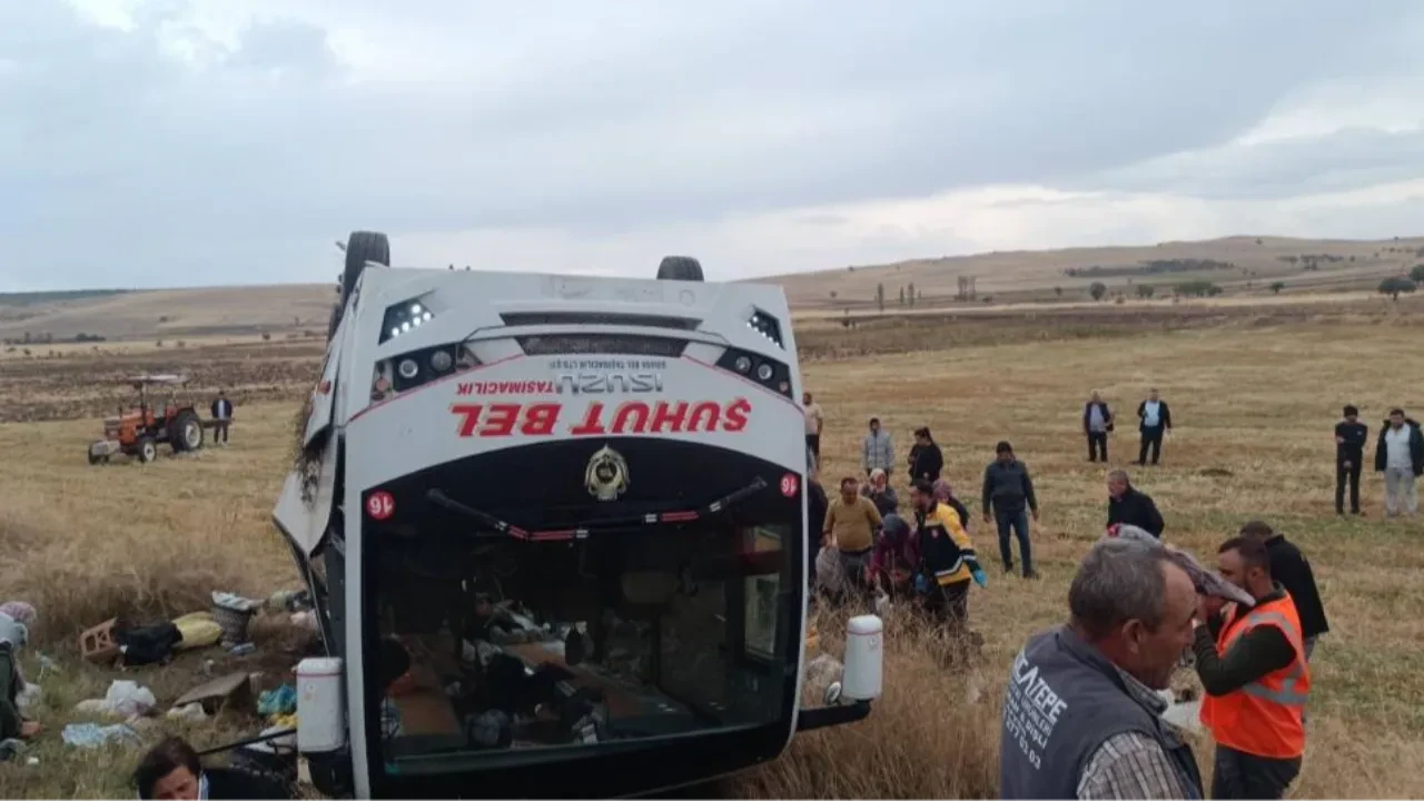 Afyonkarahisar'da midibüs şarampole devrildi: 1 ölü, 27 yaralı