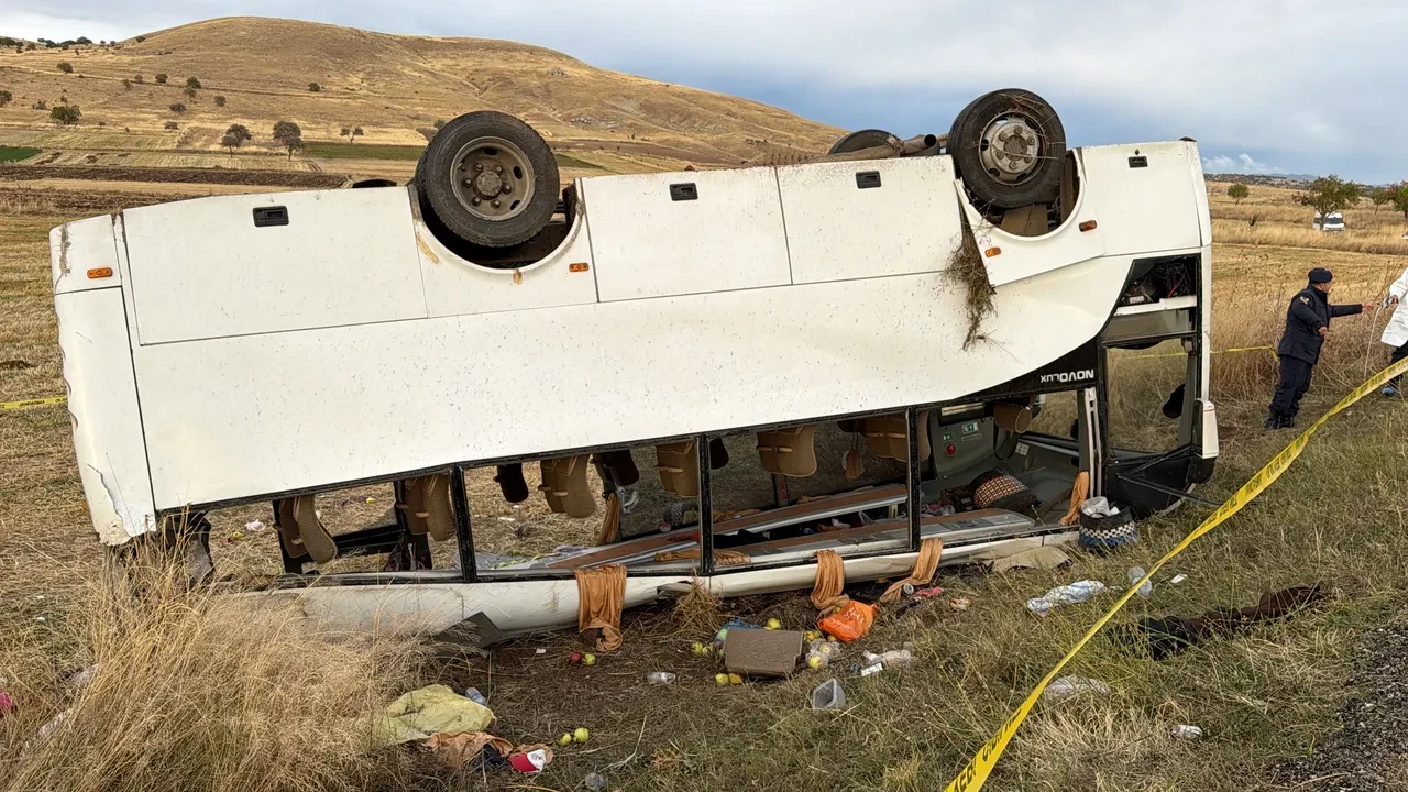 Afyonkarahisar'da midibüs şarampole devrildi: 1 ölü, 27 yaralı