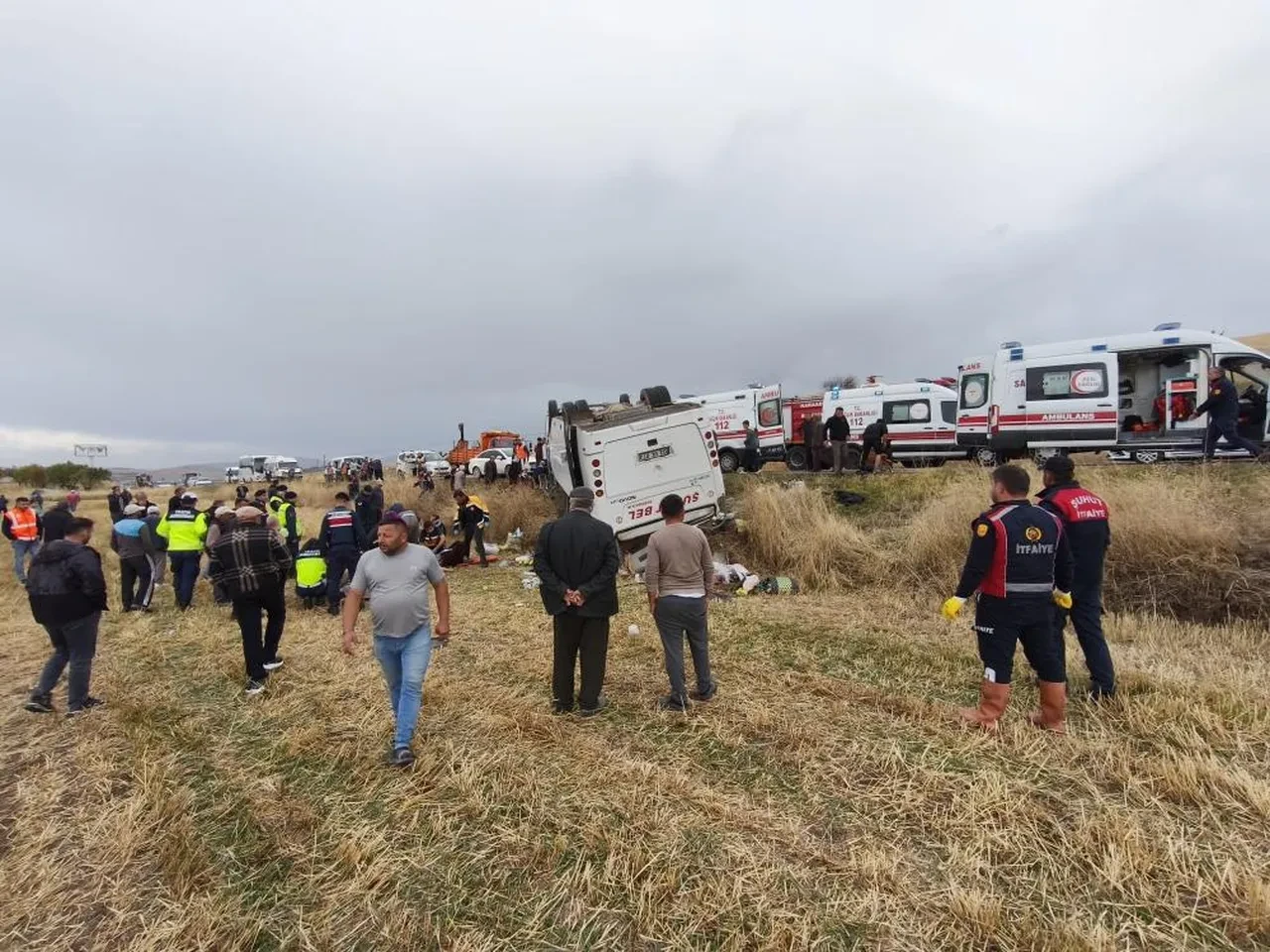 Afyonkarahisar'da midibüs şarampole devrildi: 1 ölü, 27 yaralı
