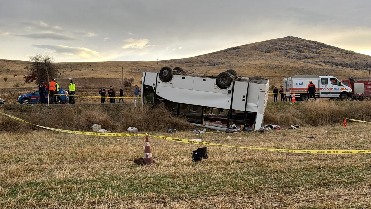 Afyonkarahisar'da midibüs şarampole devrildi: 1 ölü, 27 yaralı