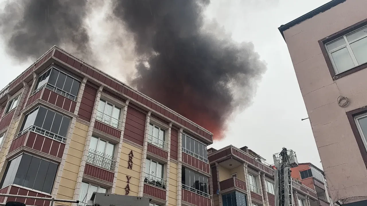 Arnavutköy'de bir binada yangın çıktı: Mahsur kalanlar kurtarıldı