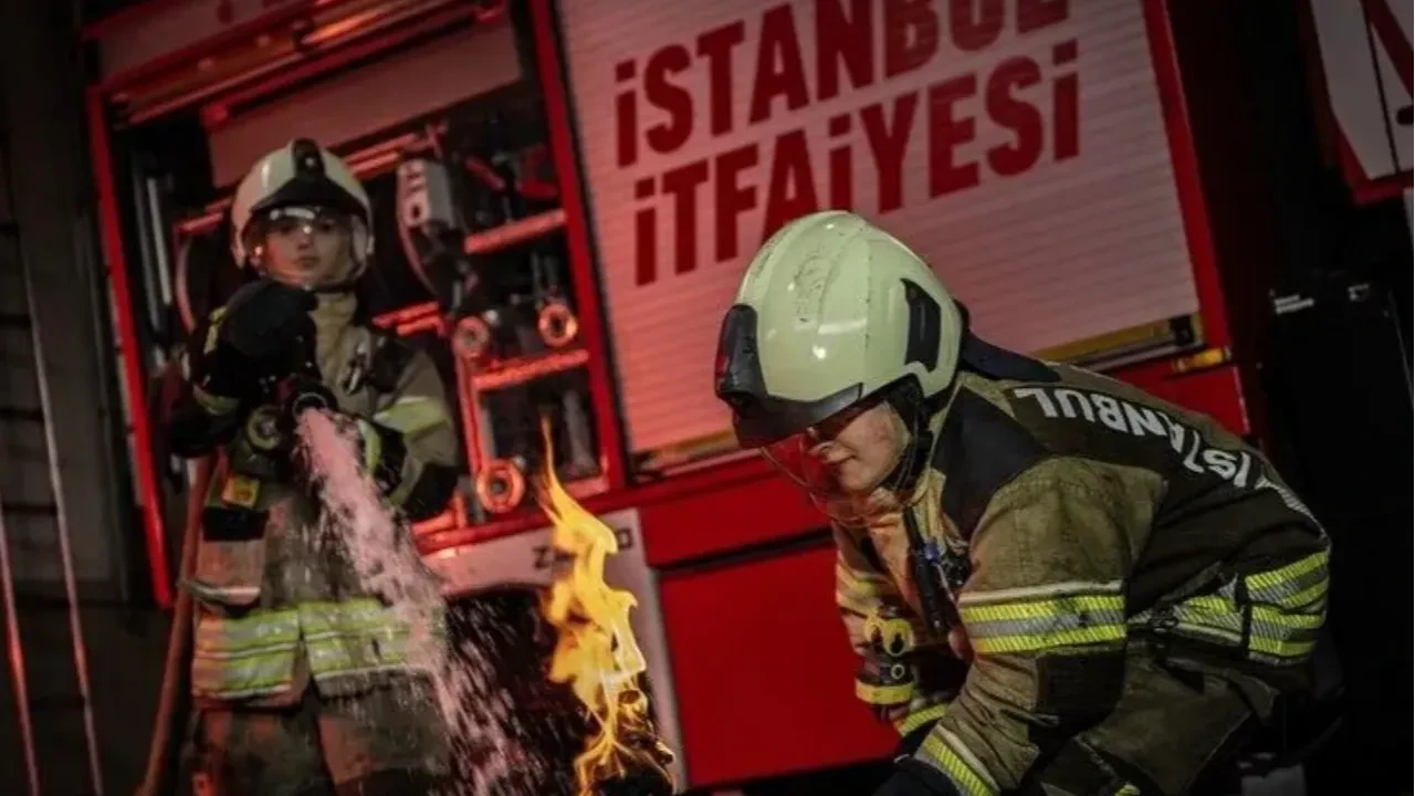 Arnavutköy'de bir binada yangın çıktı: Mahsur kalanlar var