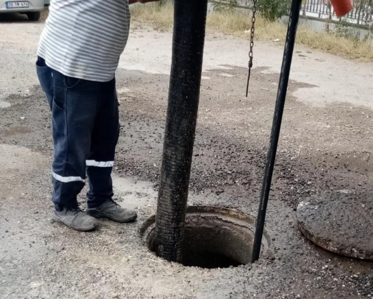 Ekipler bile şaşırdı: Yağmur suyu hattından bavul çıktı