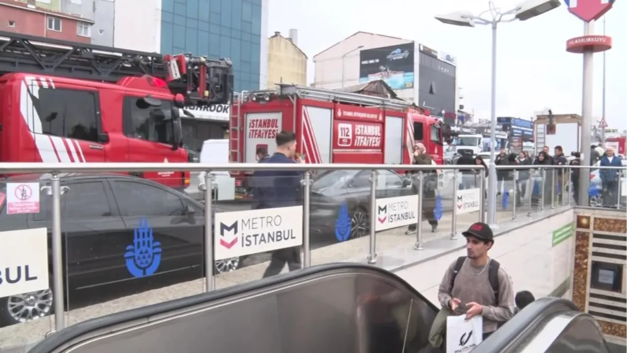 İstanbul'da M5 metro hattında kablolar patladı: Duman istasyona yayıldı, yolcular tahliye edildi