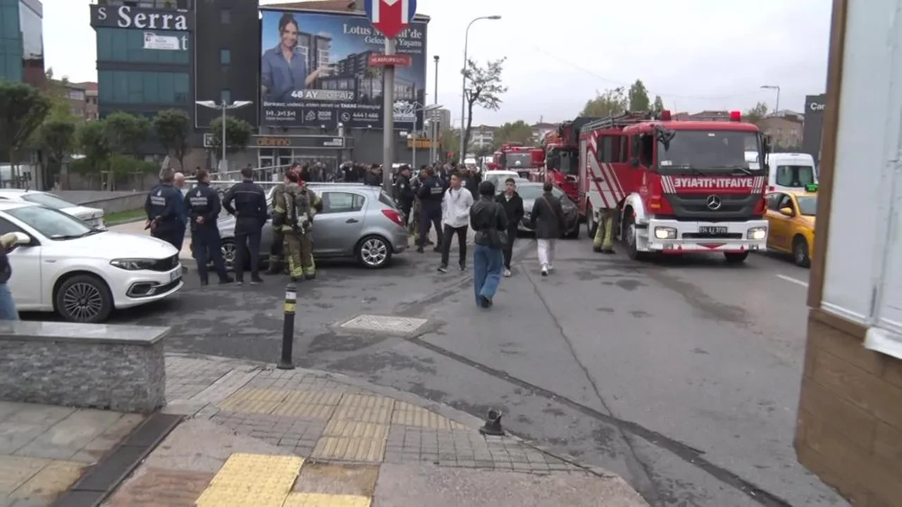 İstanbul'da M5 metro hattında kablolar patladı: Duman istasyona yayıldı, yolcular tahliye edildi