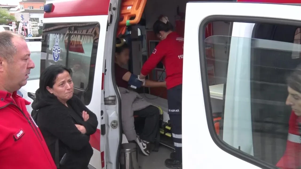 İstanbul'da M5 metro hattında kablolar patladı: Duman istasyona yayıldı, yolcular tahliye edildi