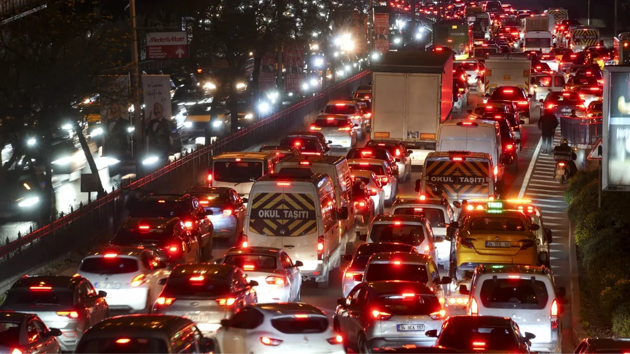İstanbul'da trafikte yine aynı manzara! Sağanakla birlikte arabalar durma noktasına geldi