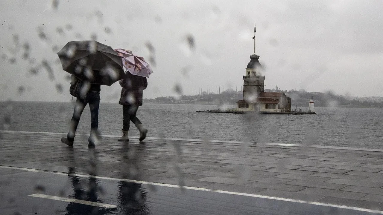 İstanbul'da trafikte yine aynı manzara! Sağanakla birlikte arabalar durma noktasına geldi