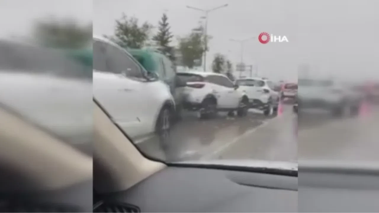 Kaygan yolda peş peşe kaza! Sürücüler zor anlar yaşadı