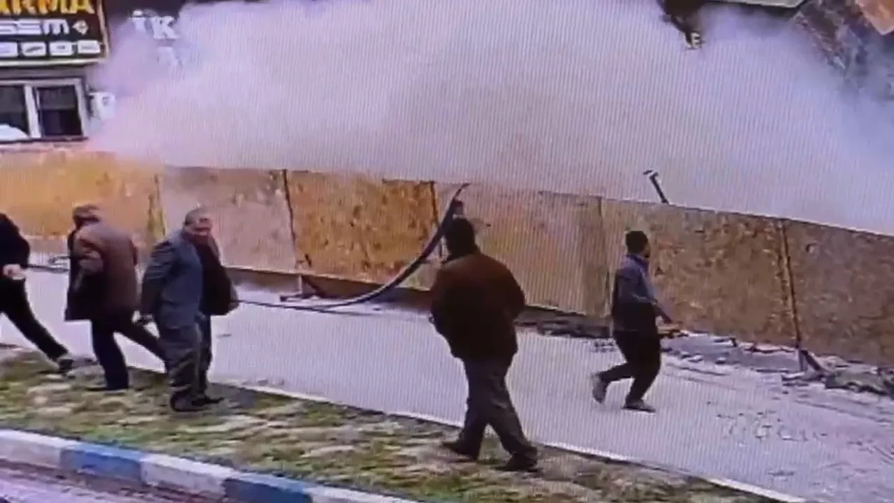 Kazı alanının yanındaki bina çöktü! Korkunç görüntüler kamerada