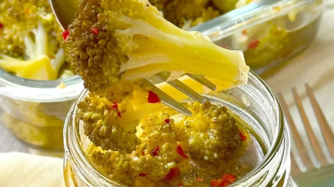 Kıtır kıtır brokoli turşusu tarifi! Soğuk havalarda mercimek çorbasının yanına yakışan lezzet