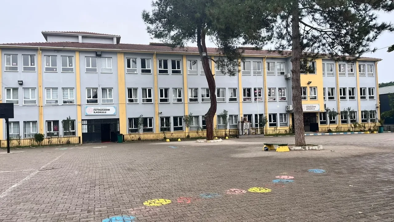 Öğrenci kavgasına yakınları karıştı! Ayırmaya çalışan hizmetli darbedildi, öğretmen bayıldı