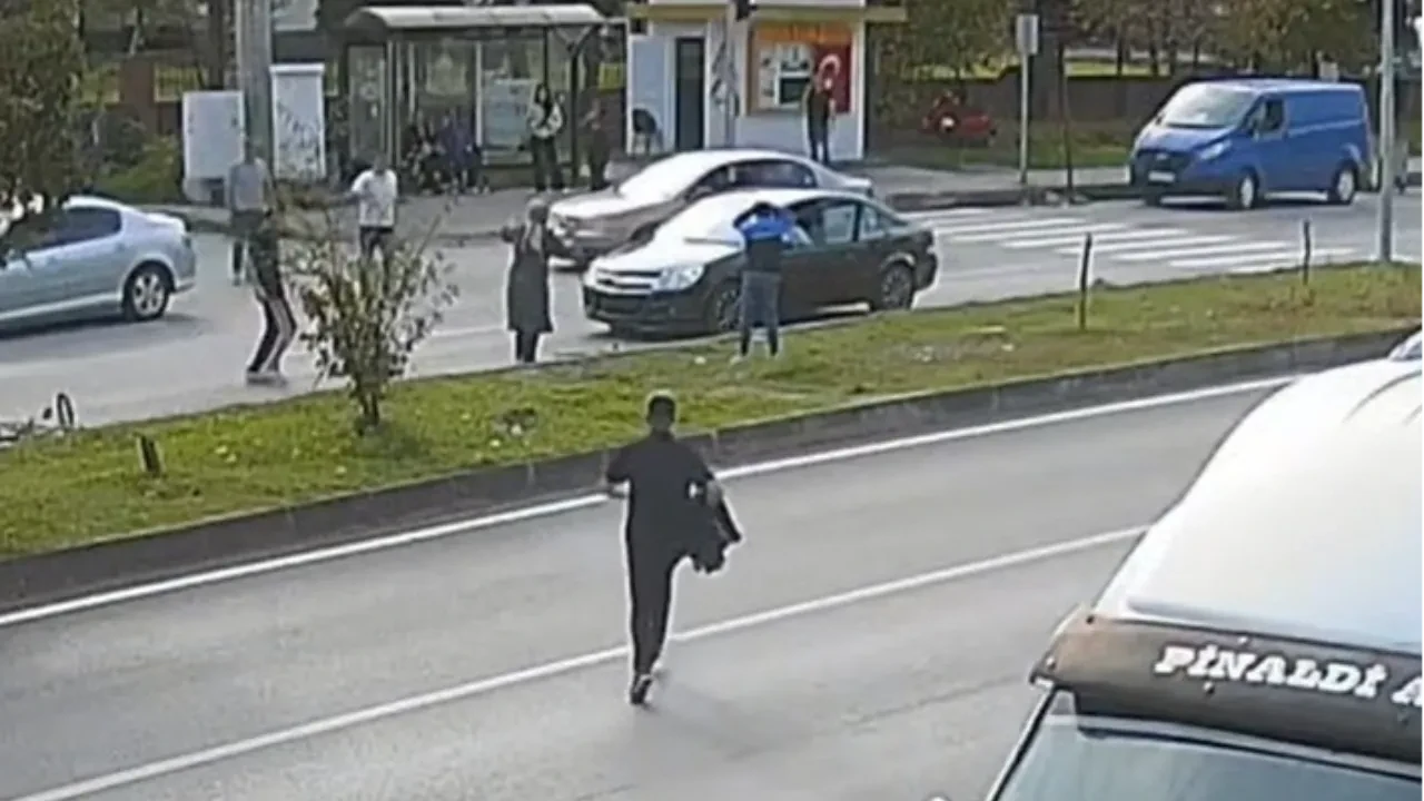 Otomobil, bisikletli çocuğa yaya geçidinde çarptı