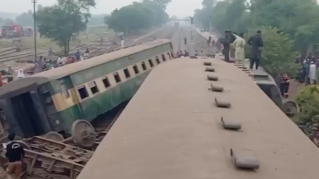 Pakistan'da tren kazası: Çok sayıda ölü ve yaralı var
