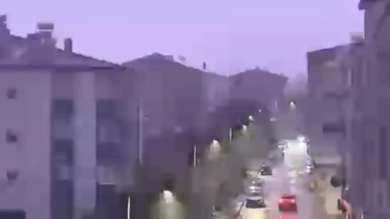 Şimşekler geceyi gündüze çevirdi