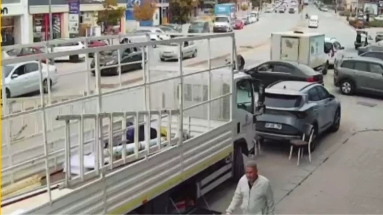 Ters yönden geldi trafiği birbirine kattı: Kırşehir'deki kaza anları kamerada