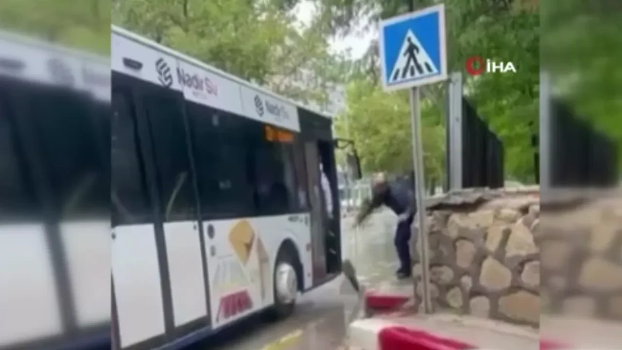 Yumruklar havada uçuştu! Otobüs şoförüyle yolcunun kavgası kamerada!