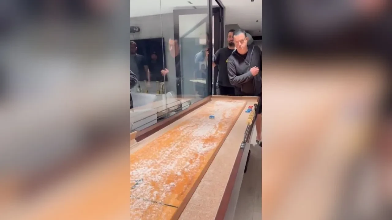Acun Ilıcalı Survivor 2027’nin yeni parkurunu denedi! Survivor 2027’ye Shuffleboard sürprizi!