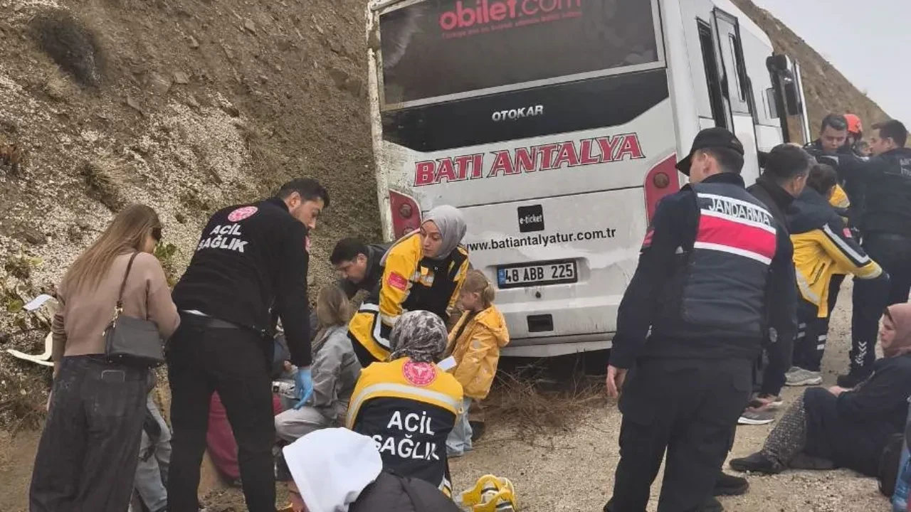 Antalya'da midibüs kontrolden çıktı: 9 yaralı