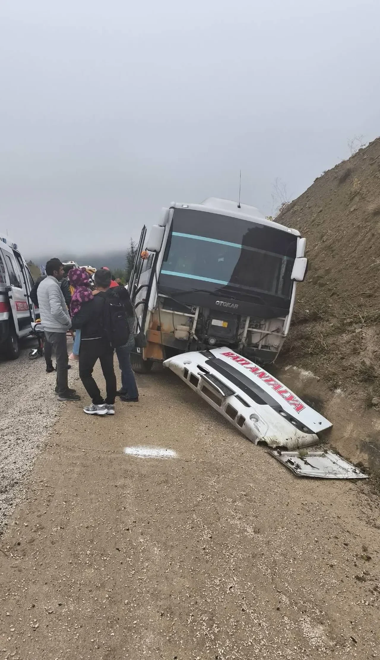 Antalya'da midibüs kontrolden çıktı: 9 yaralı