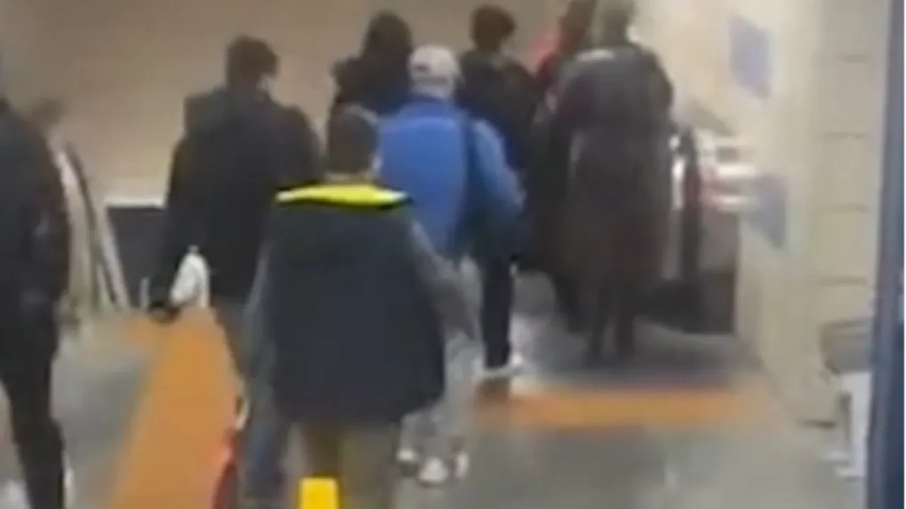Aşırı yağışlı metro istasyonu: Tavandan akan suları görenler şaşırdı