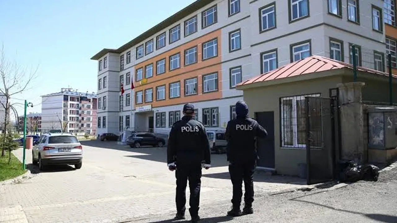 Atatürk'e ve Cumhurbaşkanı Erdoğan'a hakaret eden öğretmen açığa alındı
