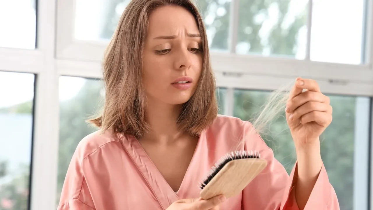 Banyoda oluk oluk dökülen saçlar! Nedeni demir eksikliği olmayabilir