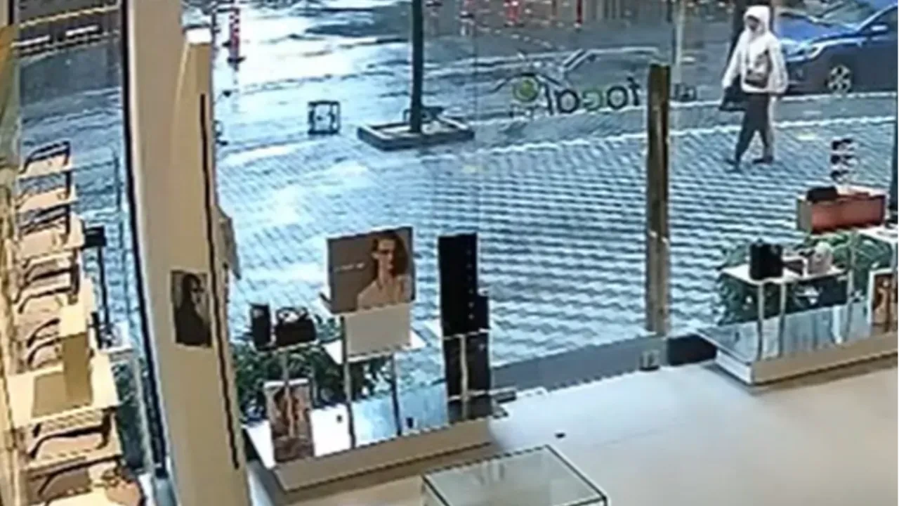 Beylikdüzü’nde tehlikeli anlar: Şiddetli rüzgar cam kapıyı kırdı