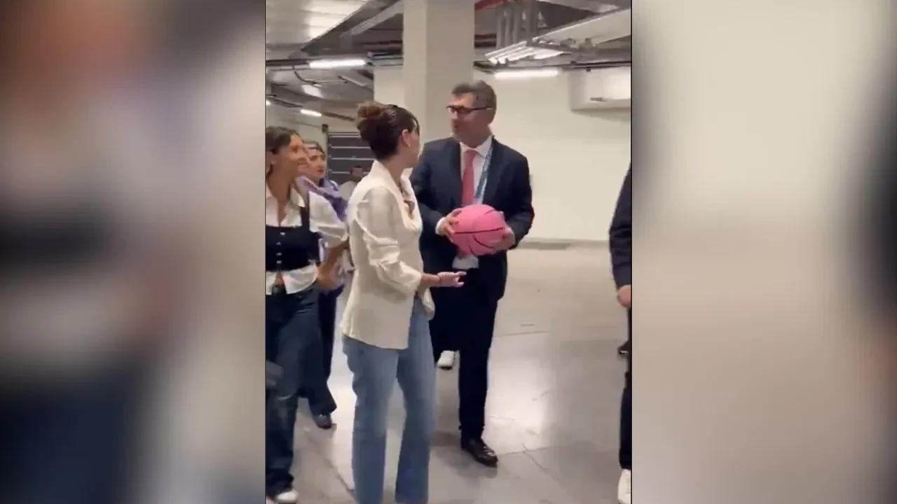 Cemre Baysel pembe topla sahaya çıkıyor! Anadolu Efes–Bayern Münih maçında anlamlı mesaj