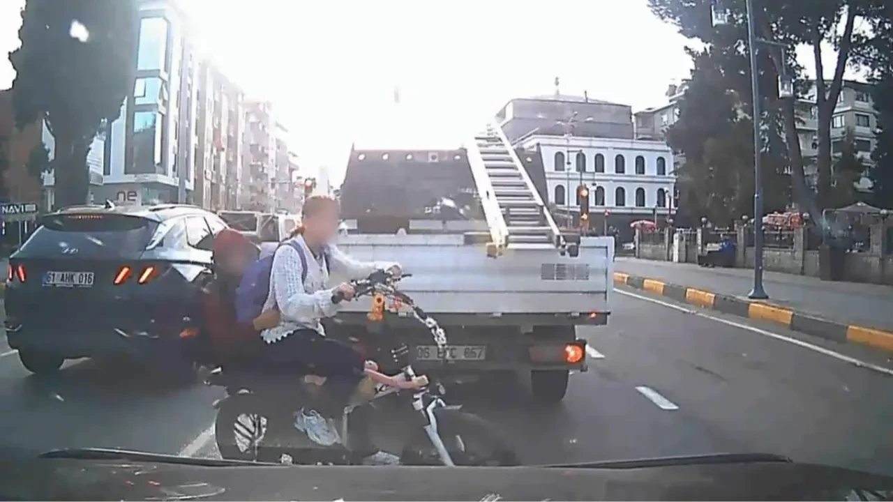 Elektrikli bisikletle araçların arasından geçen çocuklar minibüse çarptı: O anlar kamerada!