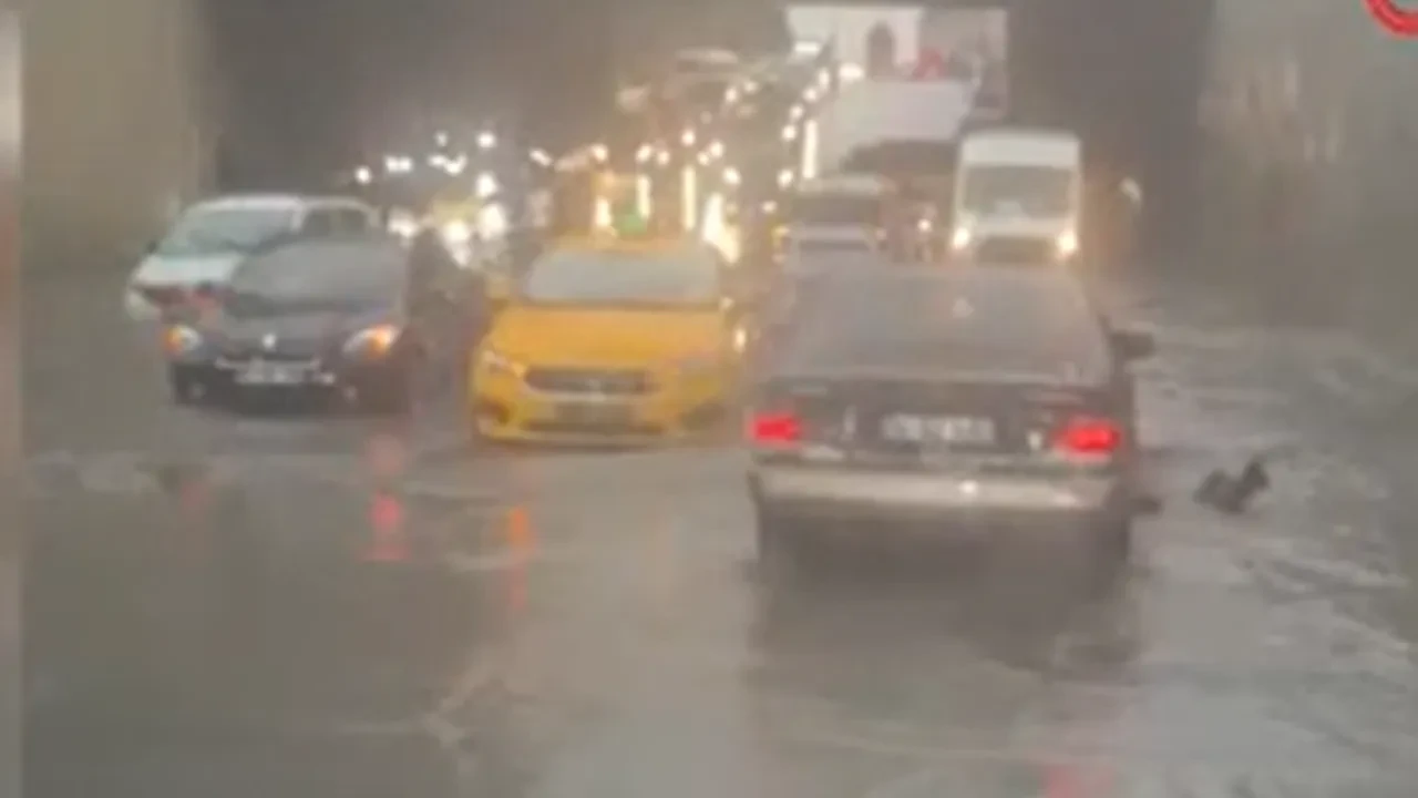 Esenyurt'ta alt geçit kullanılamaz hale geldi: Araçlar suda mahsur kaldı