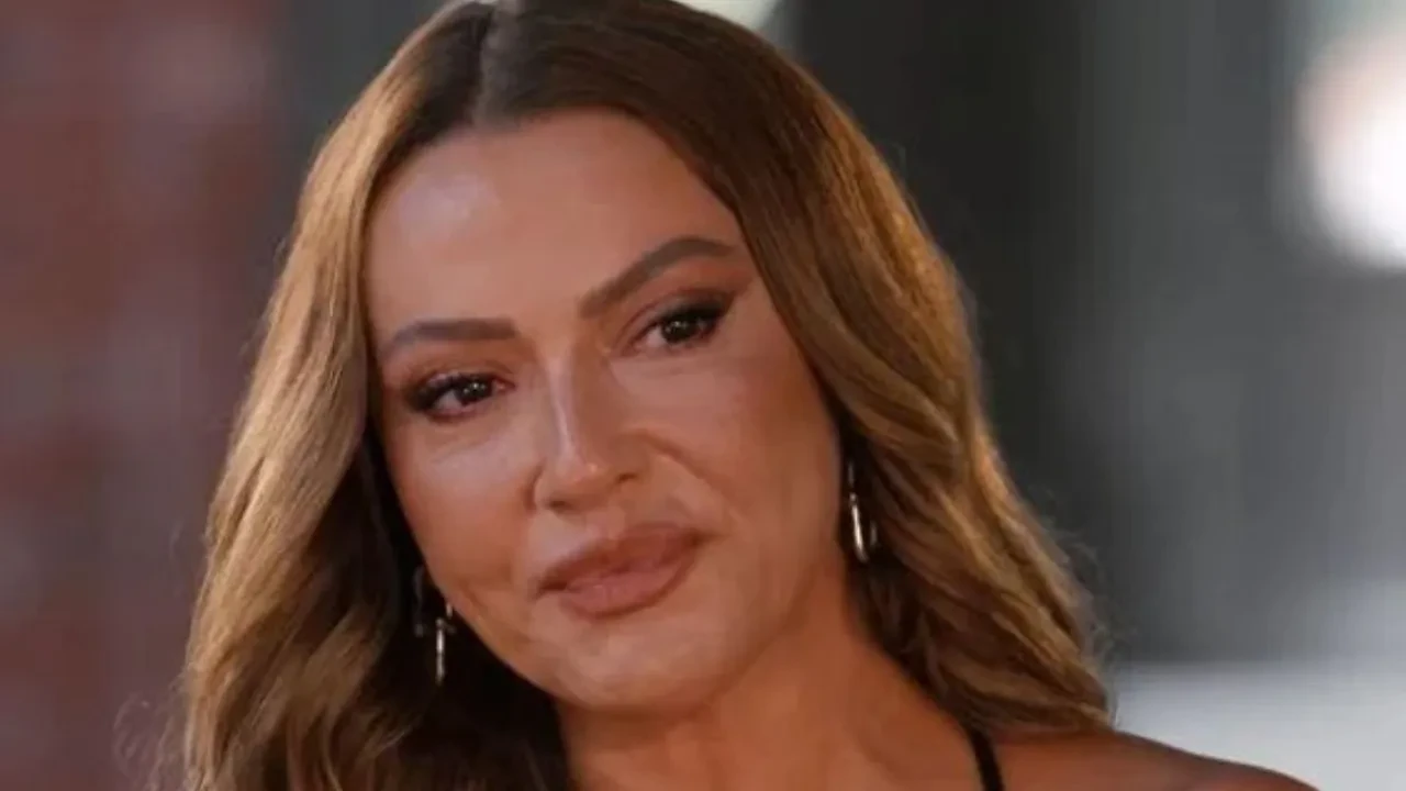Hadise gözyaşlarına boğularak anlattı: "Çok özlüyorum ama konuşmuyoruz"