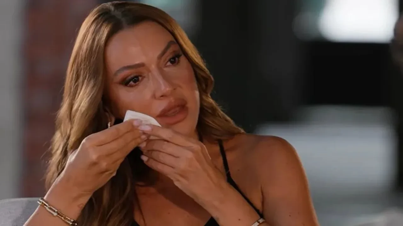 Hadise gözyaşlarına boğularak anlattı: "Çok özlüyorum ama konuşmuyoruz"