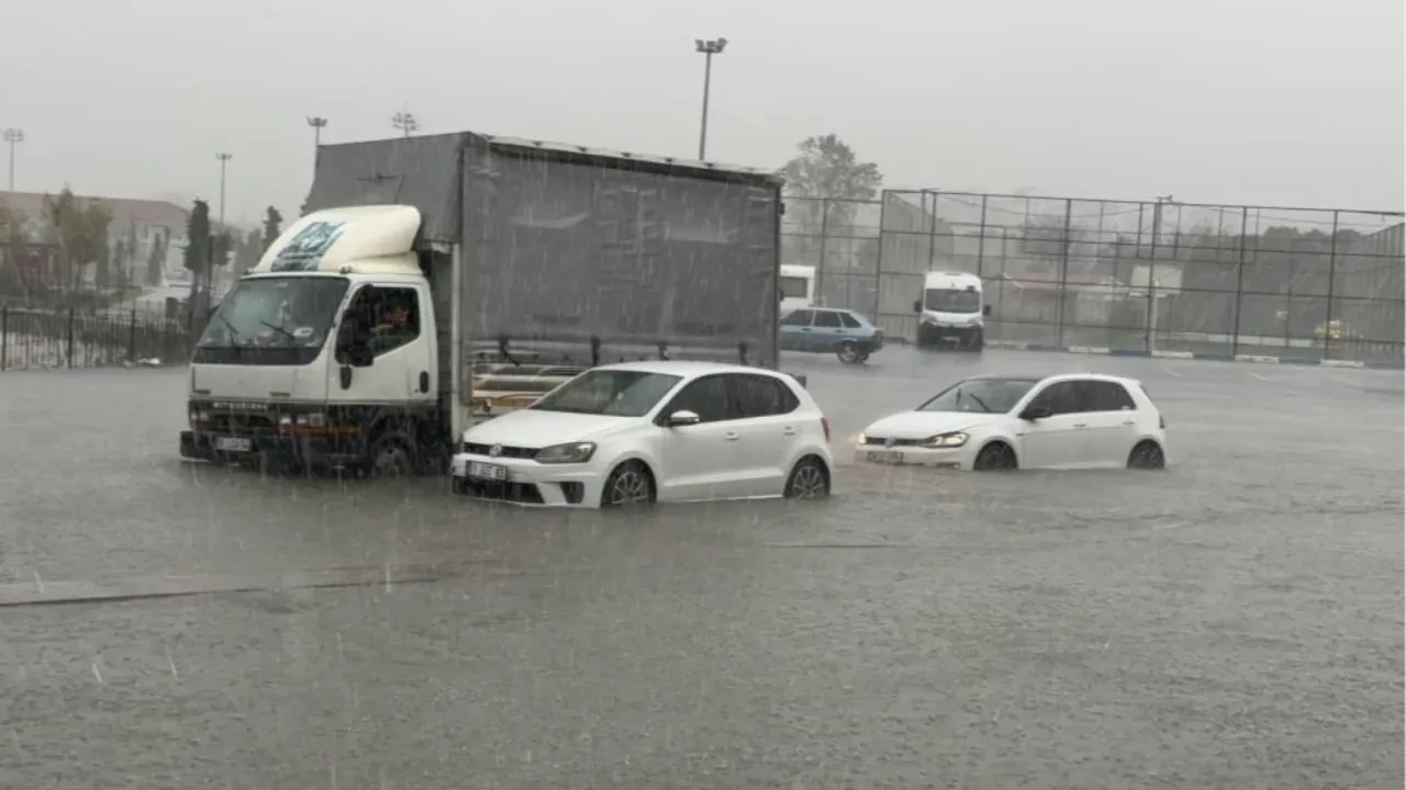 İstanbul göle döndü! Vatandaşlar ve sürücülerin çektiği çile kamerada