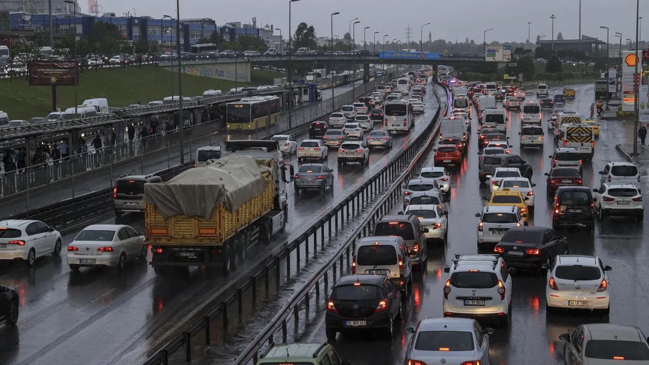 İstanbul'da trafik kilit: Sağanakla birlikte araçlar ilerlemekte güçlük çekiyor
