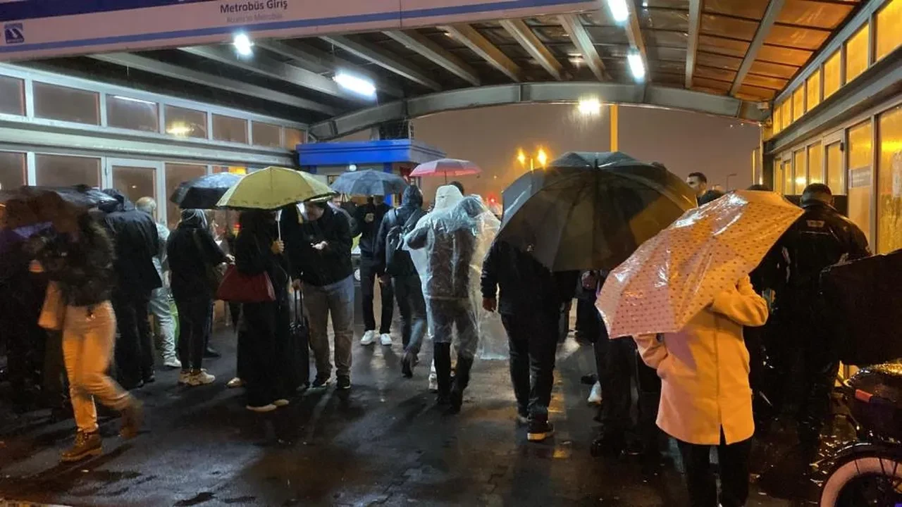 İstanbul Valiliği kenti vuran sağanağın bilançosunu açıkladı: Metrekareye 193 kilo yağış düştü, bin 277 su baskını yaşandı