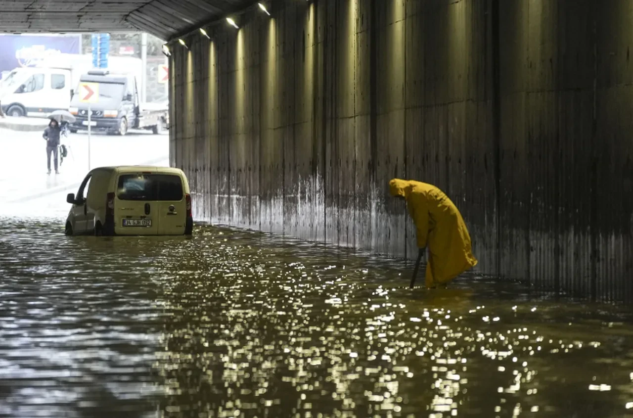İstanbul’da akşam saatlerine dikkat! Meteoroloji uzmanı saat verdi: Sağanak, sel ve su baskını riski