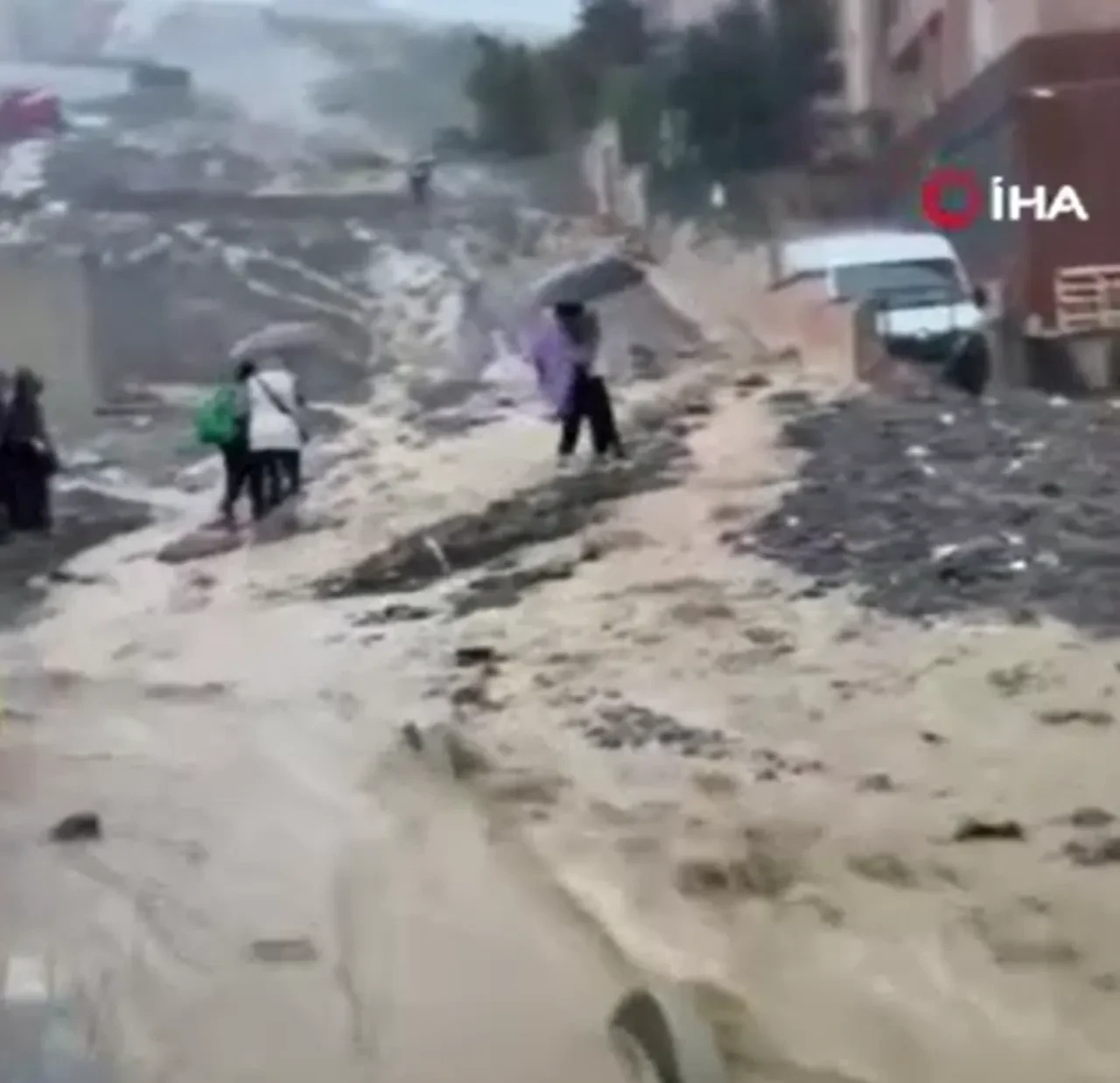 İstanbul'da kabus yağış: Yollar çöktü, dereler taştı, öğrenciler ve sürücüler mahsur kaldı